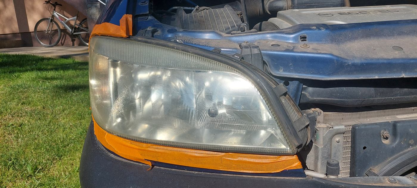Požuteli i zamućeni far — primer degradacije polikarbonata
